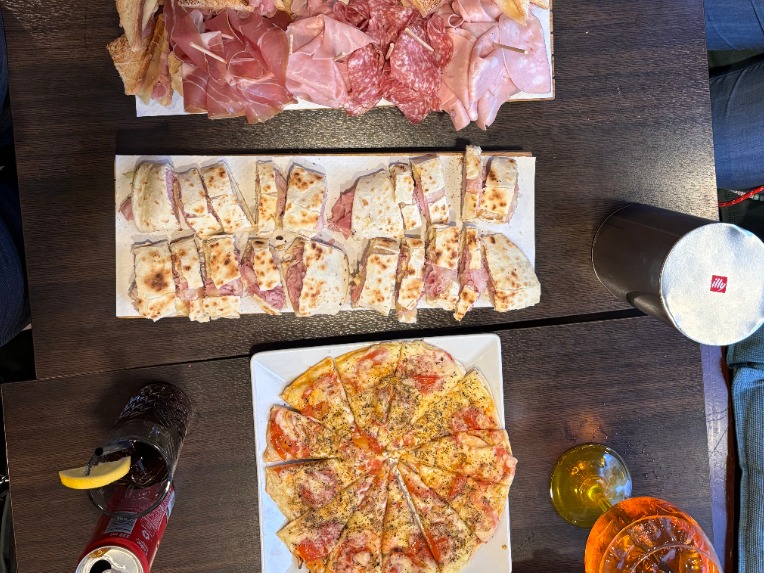 Aperitivo con tagliere e piadina