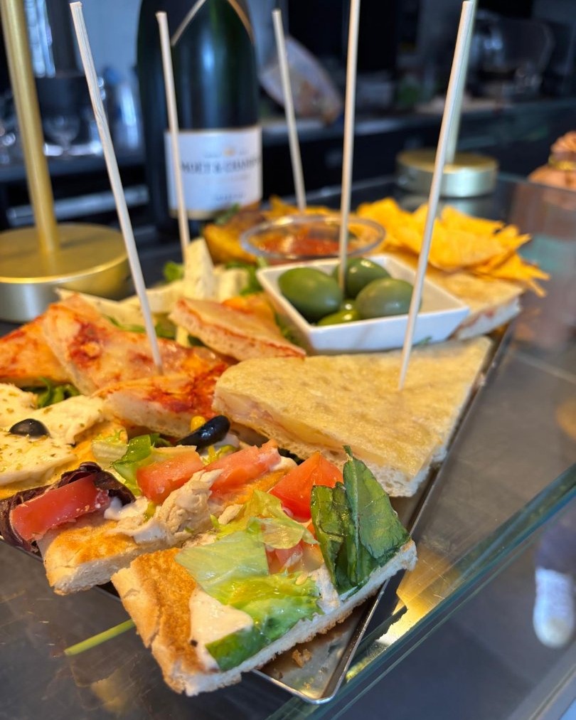 tagliare abbondante con salumi formaggi olive tortillas e bruschette e pizzette